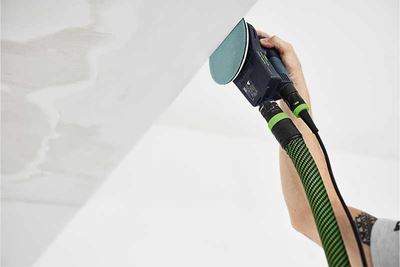 샌딩 패드와 함께 사용 중인 Festool 샌더